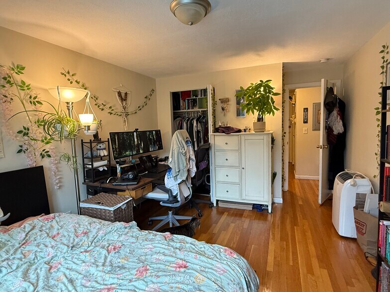 Building Photo - 216 Kent St