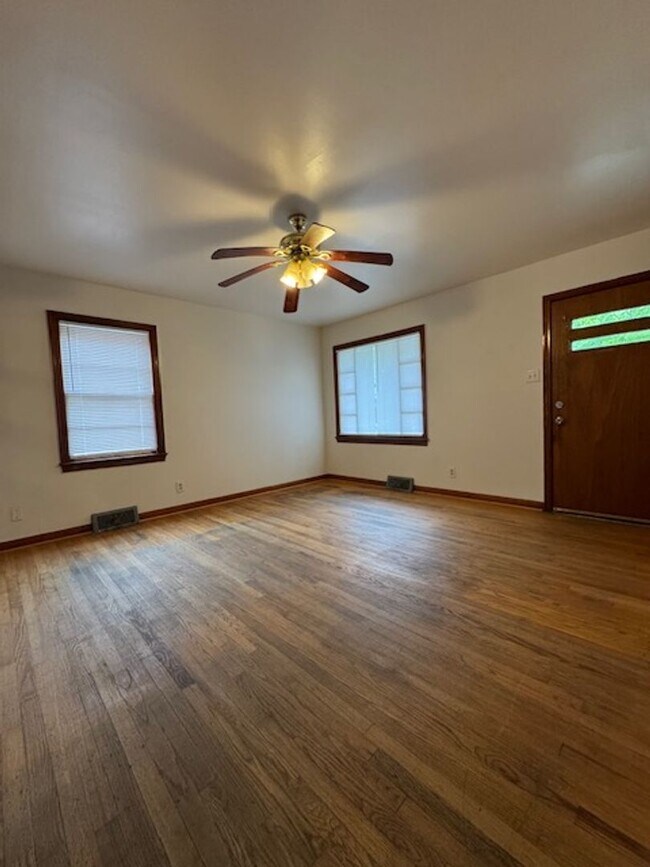 Building Photo - 908 N Audubon Ave