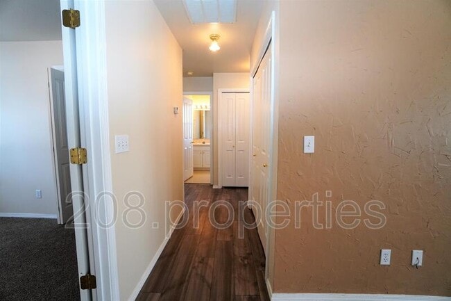 Building Photo - 452 S Jolinda Ave