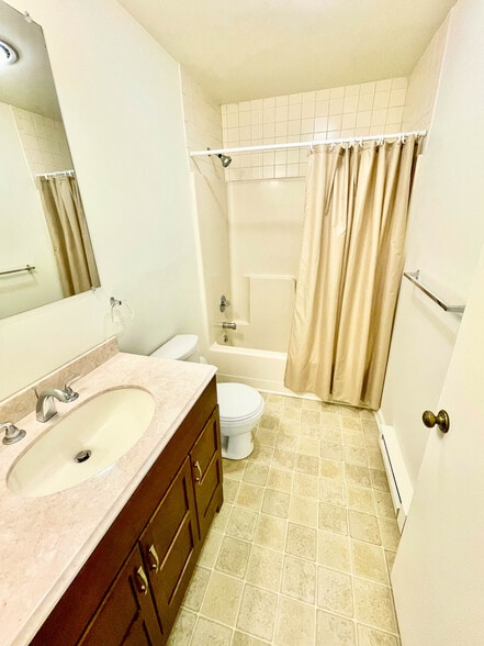 Building Photo - 25 Camelot Ct