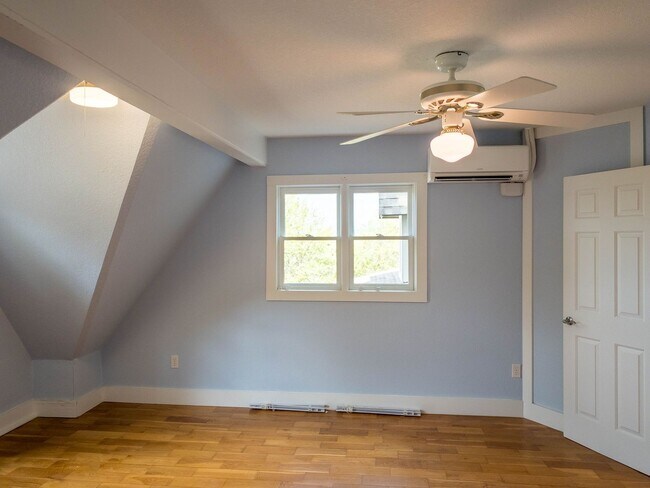 Building Photo - Beautiful Three Bedroom with Stunning View...