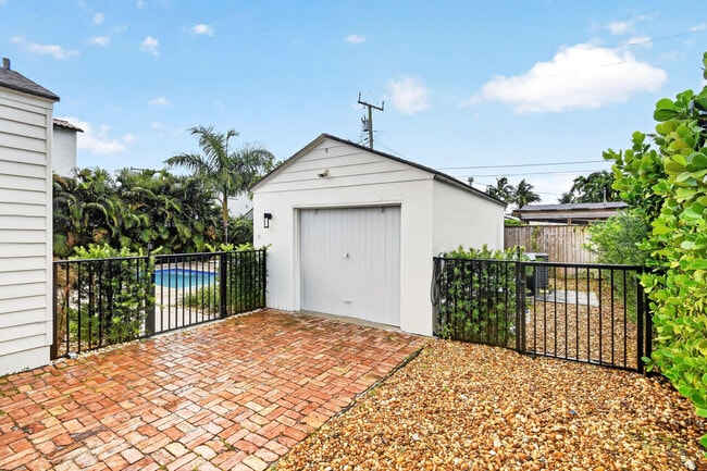 Building Photo - 236 Greymon Dr