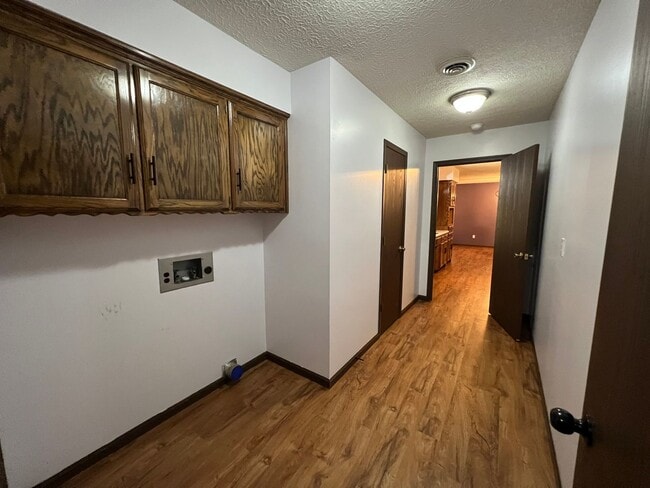 Building Photo - Single Family Home Close to FLW