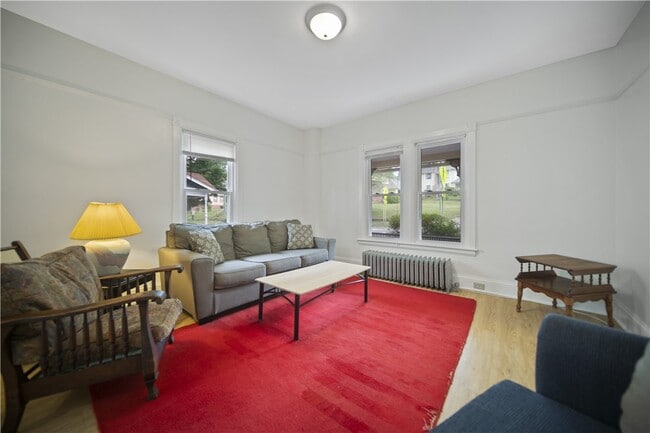 Building Photo - 921 E State St