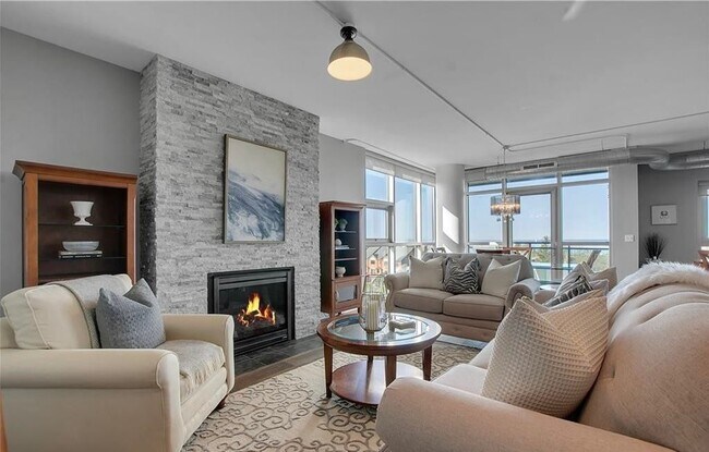 Building Photo - Lakefront