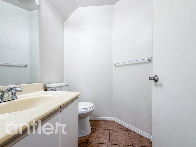 Building Photo - 11933 Goshen Ave