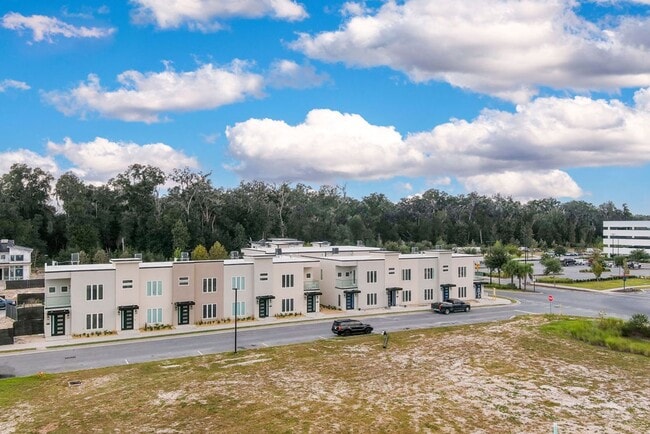 Building Photo - Exclusive Townhome in The Vue at Celebration Pointe