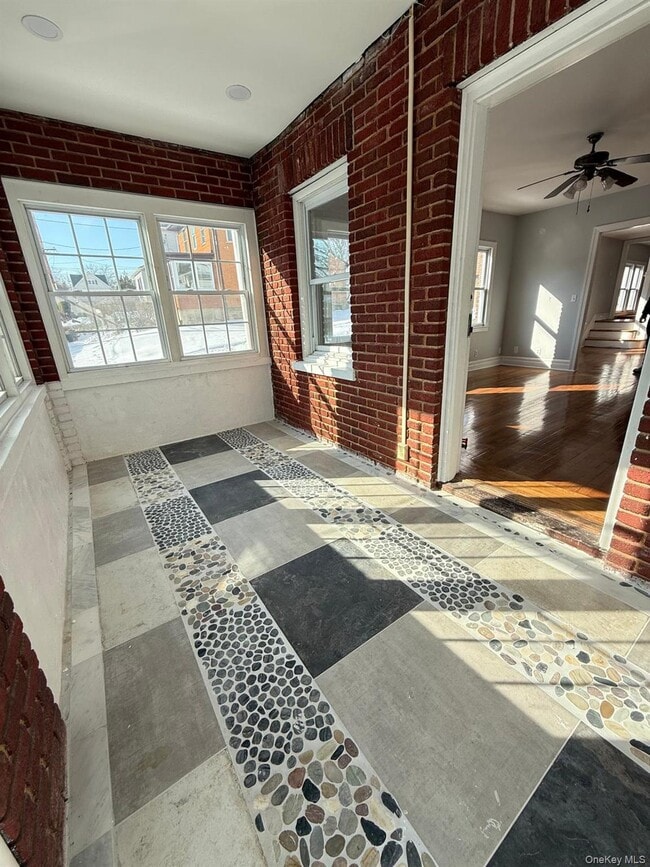 Building Photo - 7 Flower St