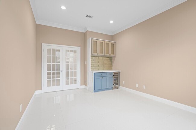 Building Photo - 10011 Lakeside Gables Dr