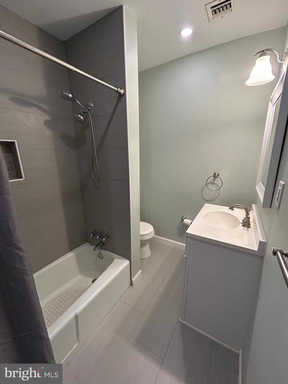 Building Photo - 336 Main St