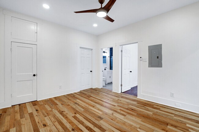 Building Photo - 1004 Edison Dr