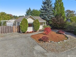 Building Photo - Amazing 3 br rambler w/ garage on LARGE fenced lot!