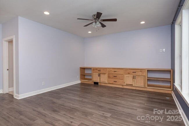Building Photo - 6835 Ingleside Dr