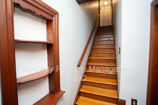Building Photo - 319 N Newton Lake Dr