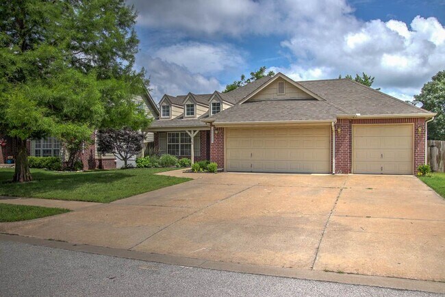 Building Photo - Charming home 3 car garage in Bixby.
