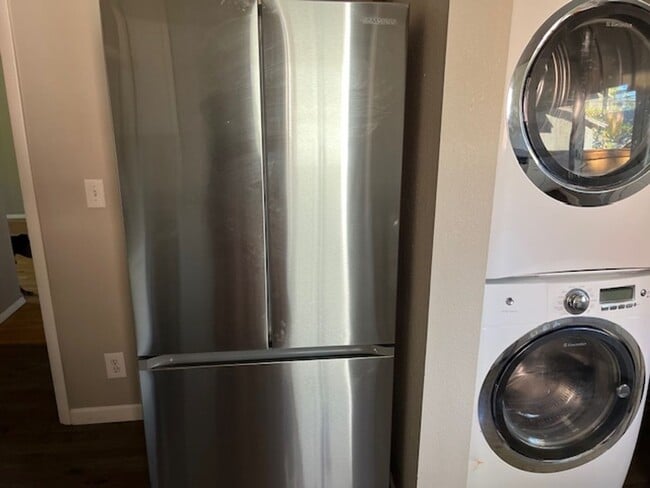 Building Photo - Old Town Updated 3 bed home with detached garage - Sign a Lease during the month of December and ...