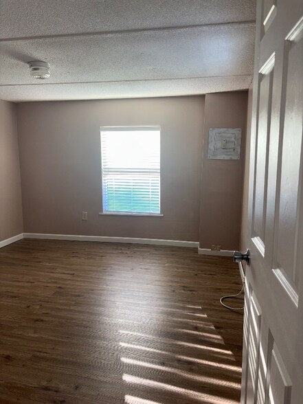 Building Photo - 15 Little Ln