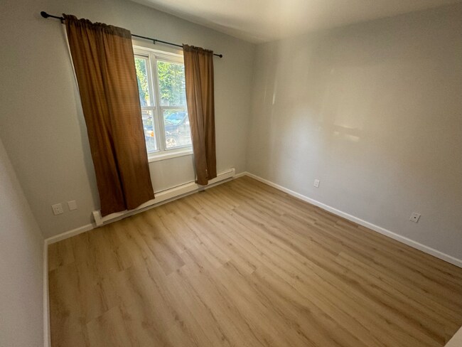 Building Photo - 106 E 5th St