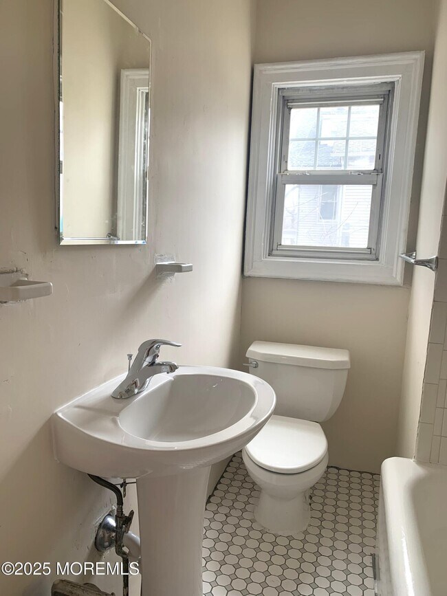 Building Photo - 207 Woodbridge Ave