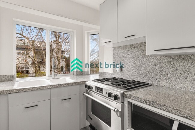 Building Photo - 3 BED & 3 BATH SINGLE FAMILY HOUSE FOR RENT