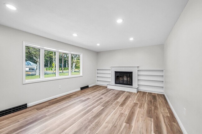 Building Photo - 557 Maple Rd