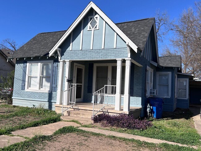 Building Photo - 215 Jennings Ave