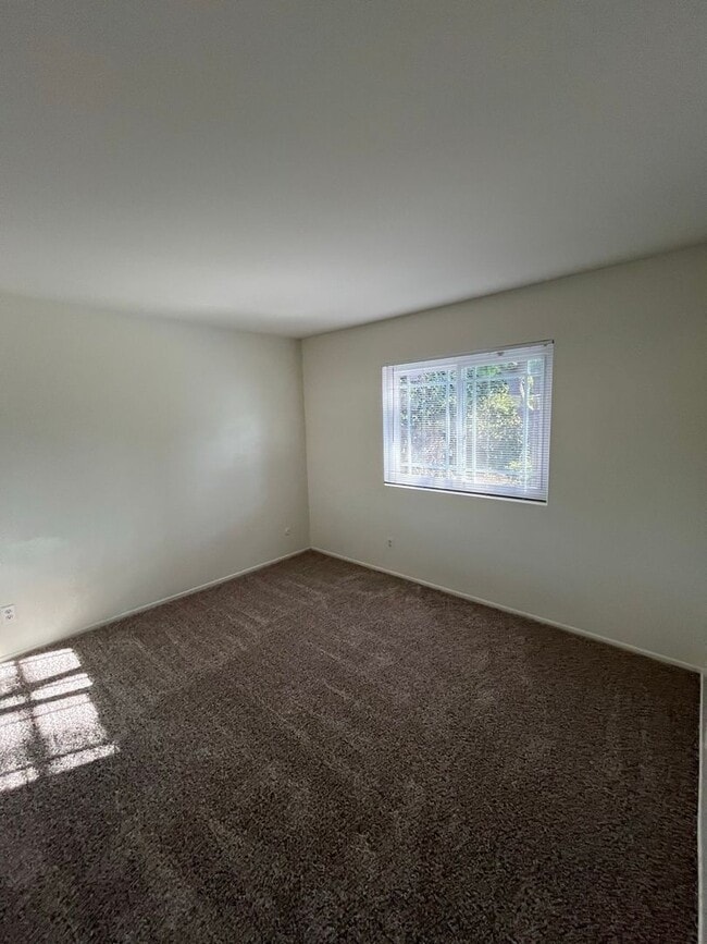 Building Photo - Beautiful 4 Bd Townhouse