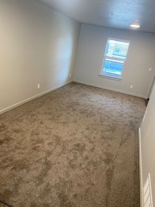 Building Photo - Beautiful 2 Bedroom Condo in Provo!