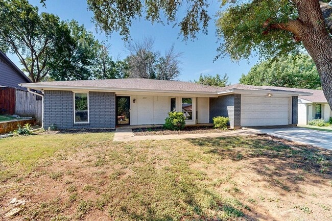 Primary Photo - 2211 Sierra Dr