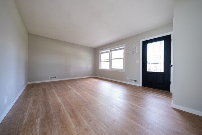 Building Photo - 257 Elm Dr