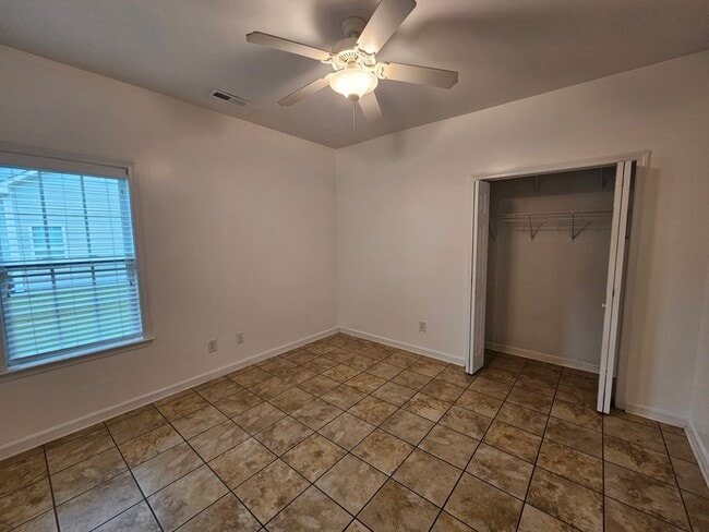 Building Photo - Spacious 4 Bedroom Home in Hampstead