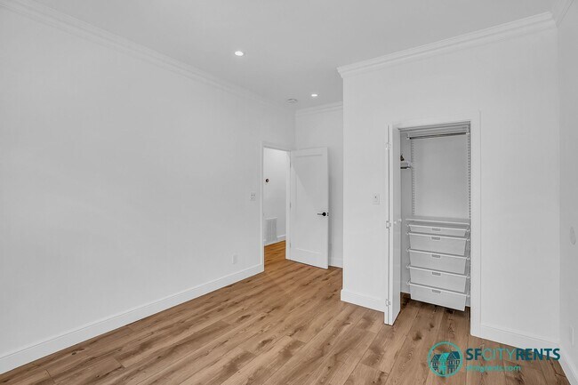 Building Photo - Russian Hill: Recently Remodeled Flat with In-Unit Washer & Dryer & A/C
