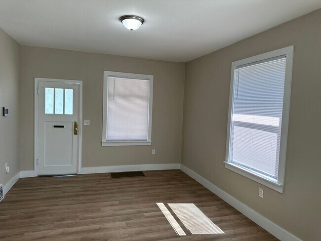 Building Photo - Remodeled Downtown Home!