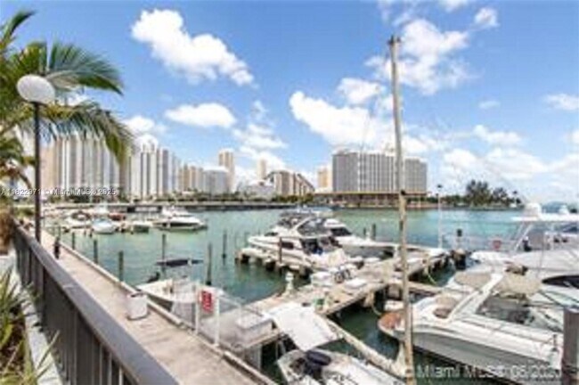 Building Photo - 905 Brickell Bay Dr