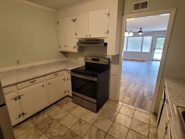 Building Photo - Southeast Columbia- Offering Self Guided Tour with RENTLY!