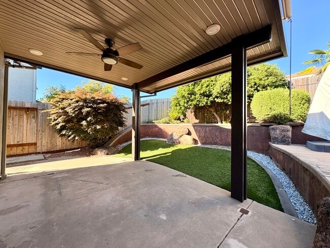 Building Photo - Beautiful 4 Bedroom with a large Pool! Located in Roseville close to a park!