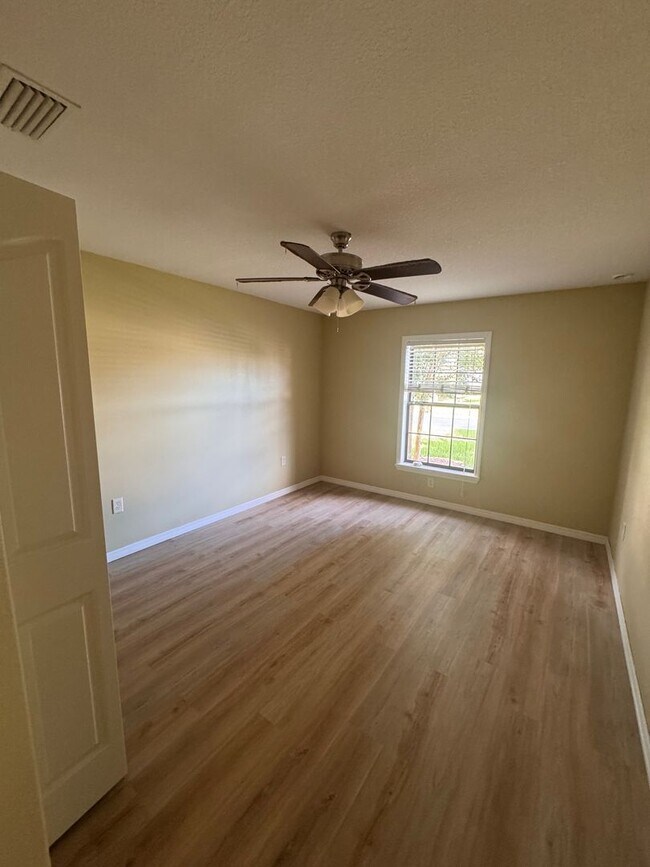 Building Photo - Luxury Living in SummerGlen – Updated 3-Be...