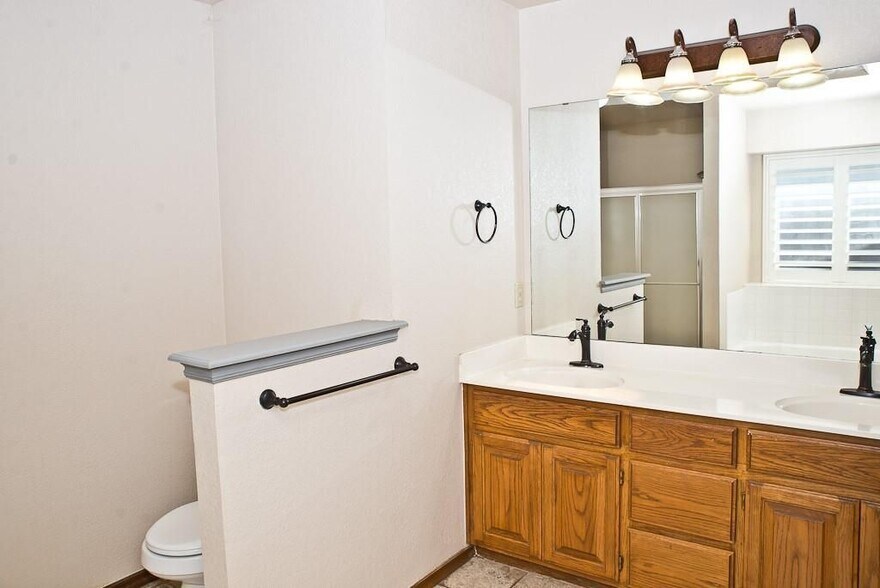 Building Photo - 608 Coopers Hawk Dr