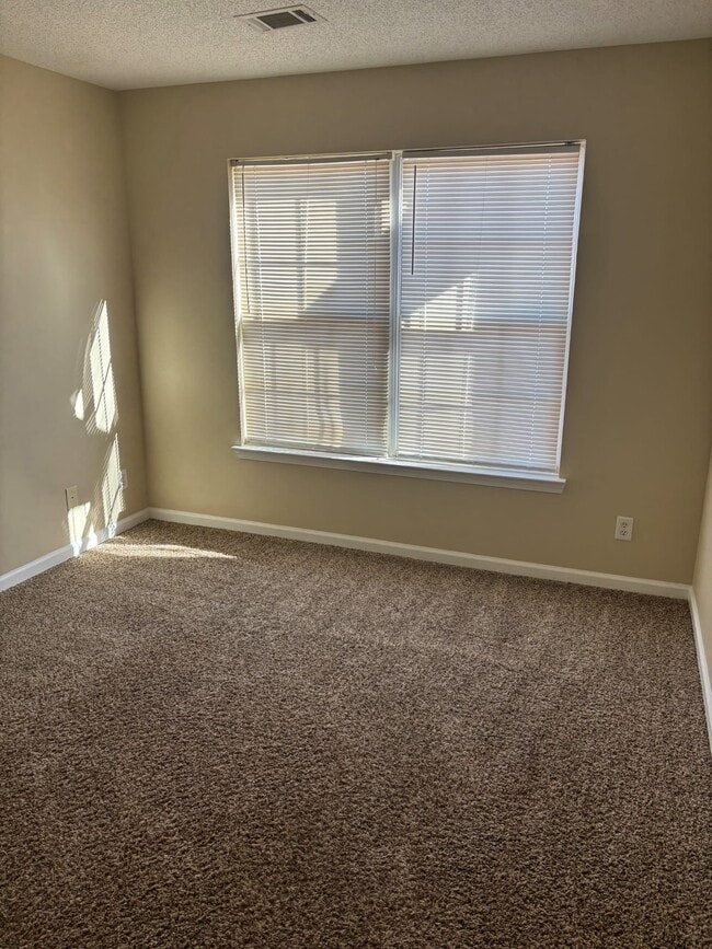 Building Photo - 121 Faybrook Dr