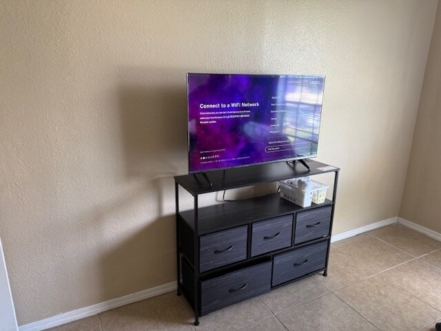 Building Photo - Room in Apartment on Starcrest Dr