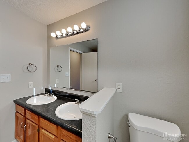 Building Photo - 2220 Lakecrest Dr