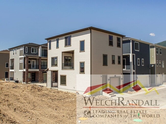 Building Photo - 3-Bed Townhome in Farmington – Style, Spac...