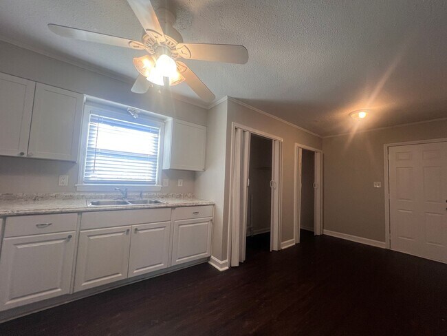 Building Photo - 3605 Somerset Dr