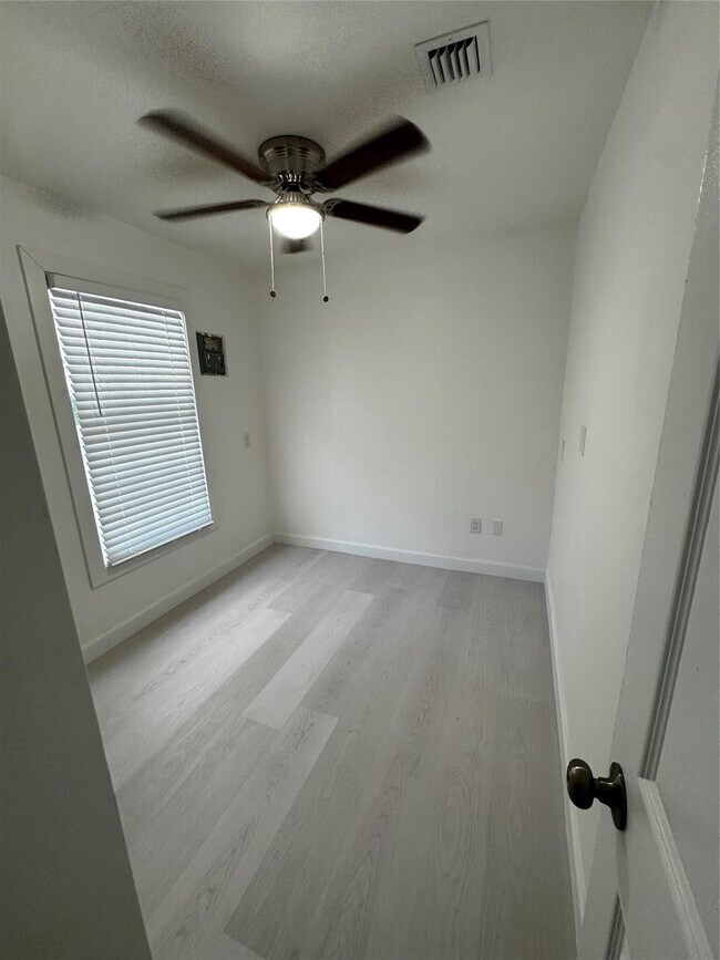 Building Photo - 626 37th St