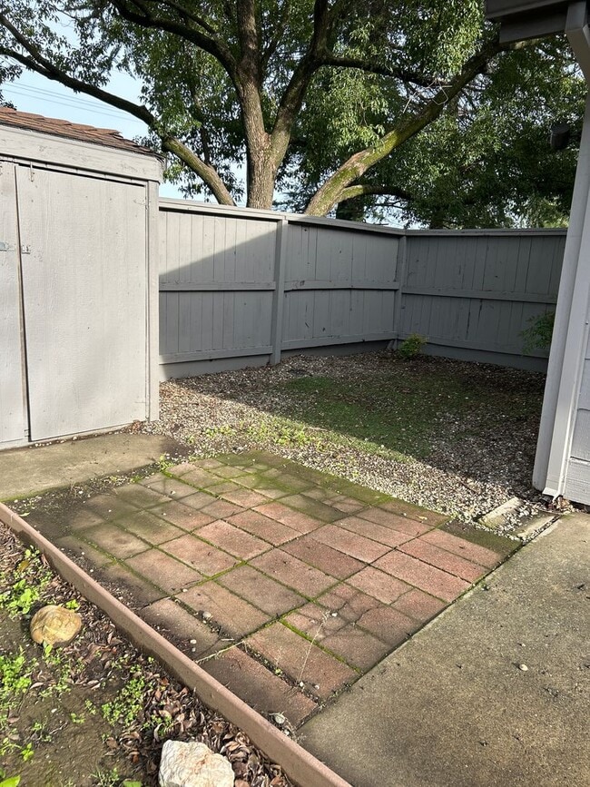 Building Photo - Desirable 3 bedroom 2 bath condo