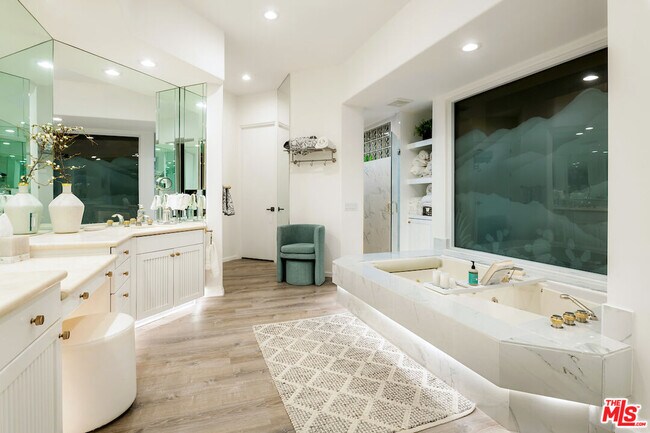 Building Photo - 136 Netas Dr