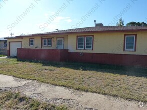 Building Photo - 3 Bed 2 Bath Includes Washer & Dryer - San...