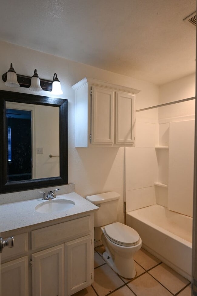 Building Photo - Decatur 3 bedroom 2 bath Duplex Available