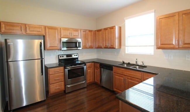 Building Photo - Beautiful 3BD/2.5BTH End Unit Townhome in ...