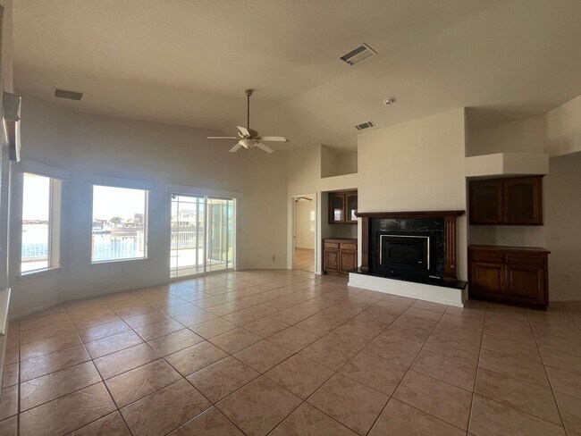 Building Photo - Lake front 3 bed 2 bth home in Helendale!